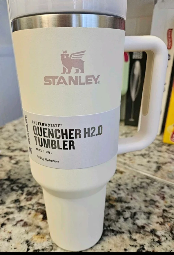 NWT STANLEY CUP QUENCHER H2.0 TUMBLER-CREAM CAMELIA-40 OZ
